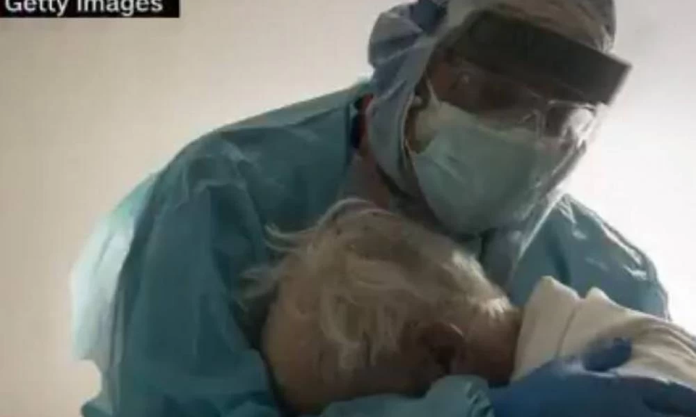 Κορονοϊός: Συγκλονιστική φωτογραφία γιατρού που αγκαλιάζει ασθενή σε ΜΕΘ